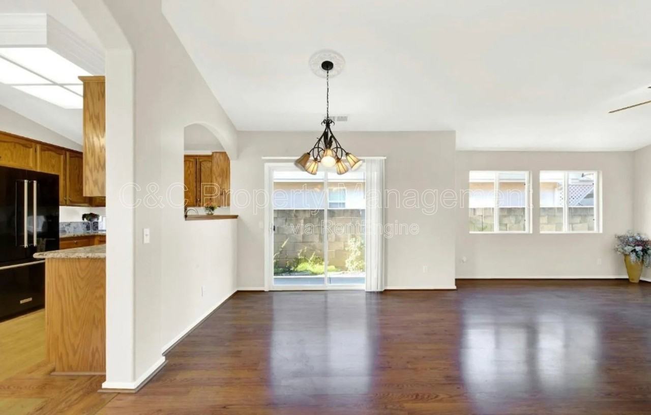 242 Bartlett Ln - Photo 7 of 20