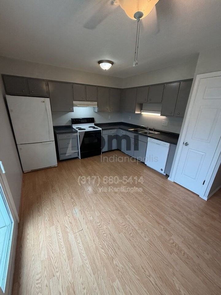 6460 Park Central Way - Photo 7 of 50