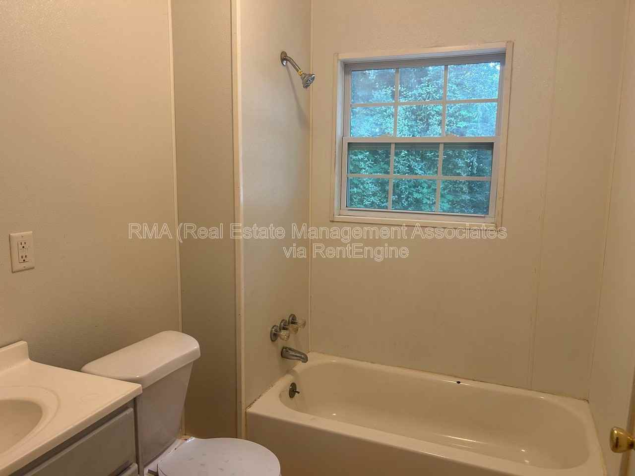 1104 Meriwether St - Photo 4 of 7