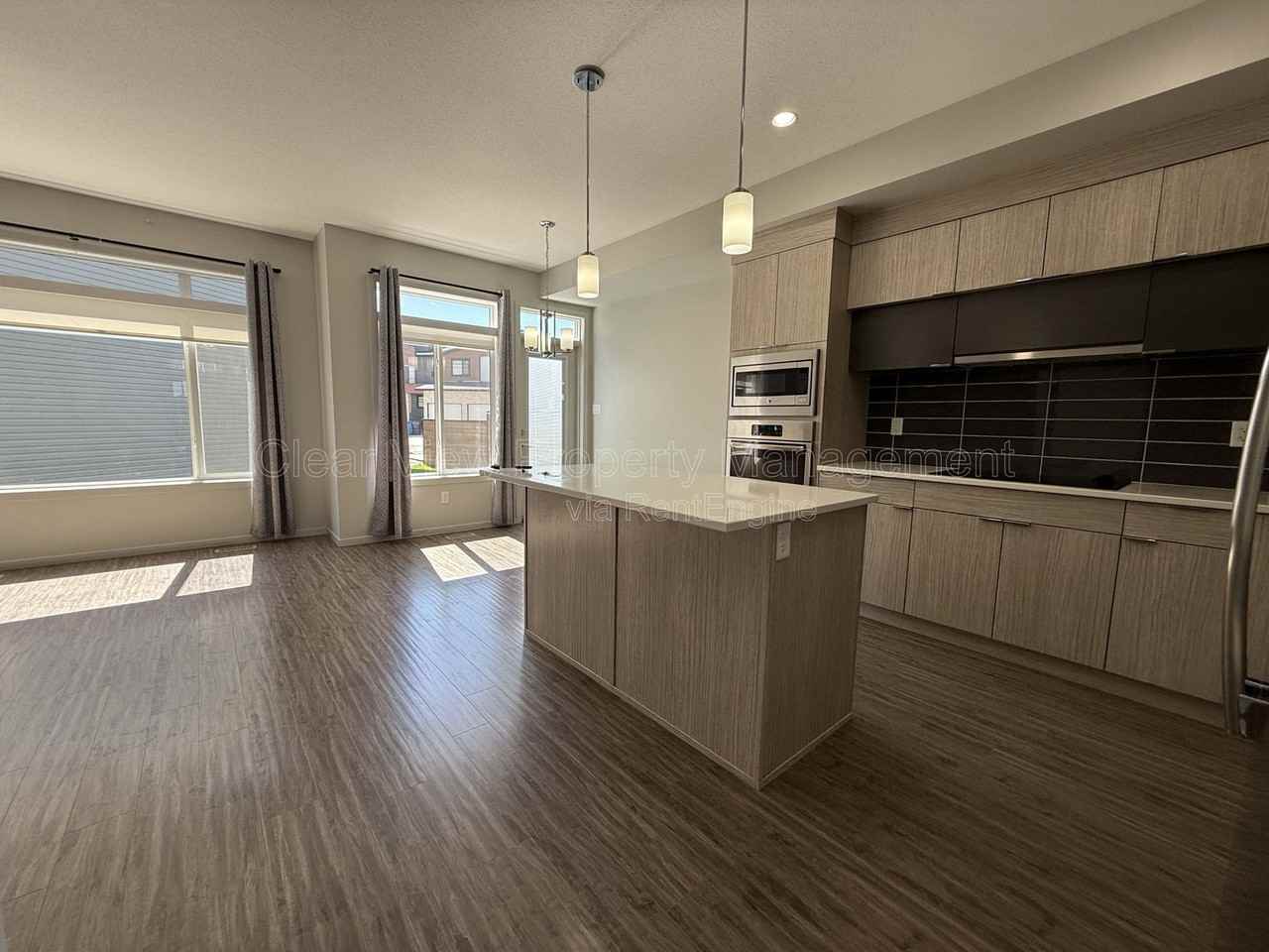 458 Highlands Blvd W #4 - Photo 5 of 27