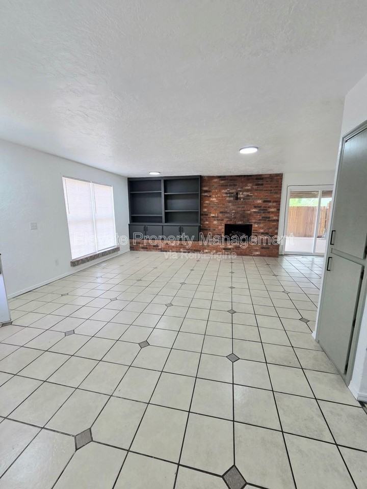 530 Westwood Ct - Photo 3 of 17