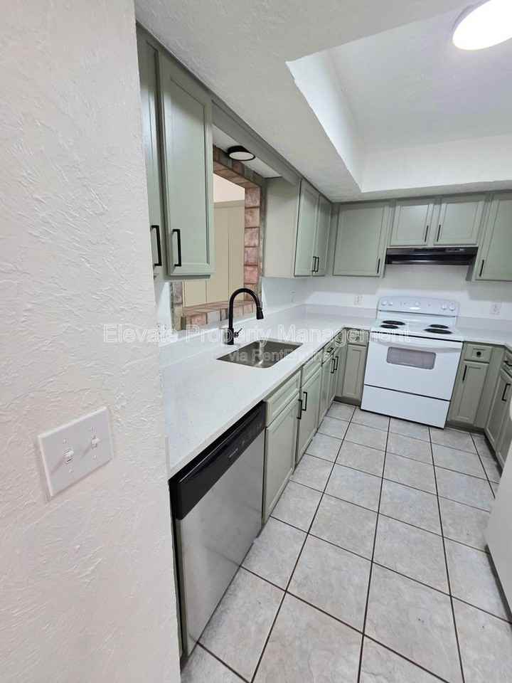530 Westwood Ct - Photo 4 of 17