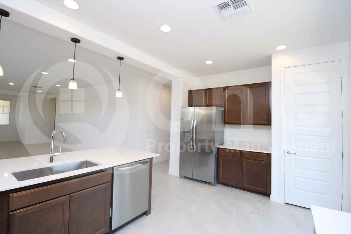 9432 W Roma Ave - Photo 5 of 37