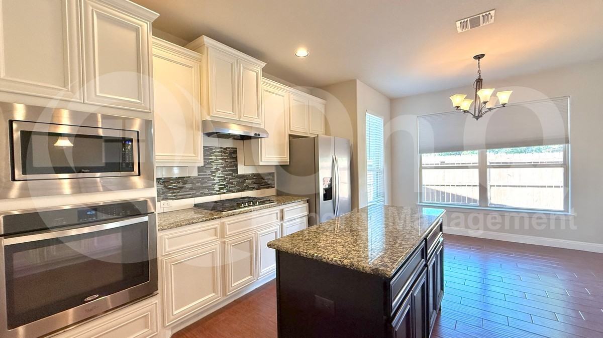 1703 Elkins Ln - Photo 4 of 33