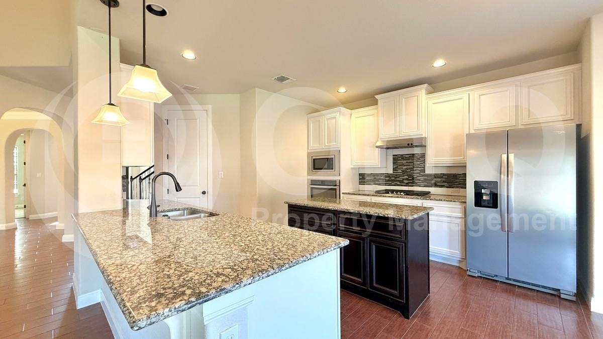 1703 Elkins Ln - Photo 6 of 33