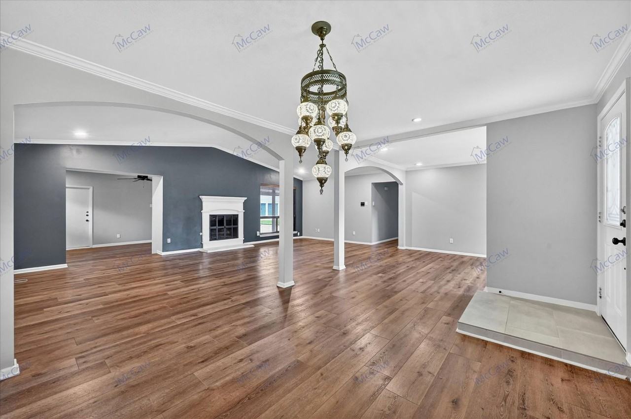 3827 Clubway Ln - Photo 3 of 17