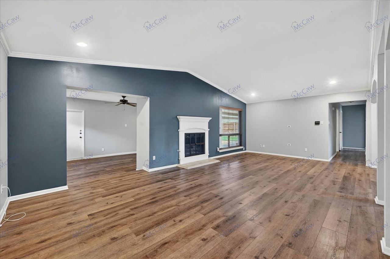 3827 Clubway Ln - Photo 4 of 17