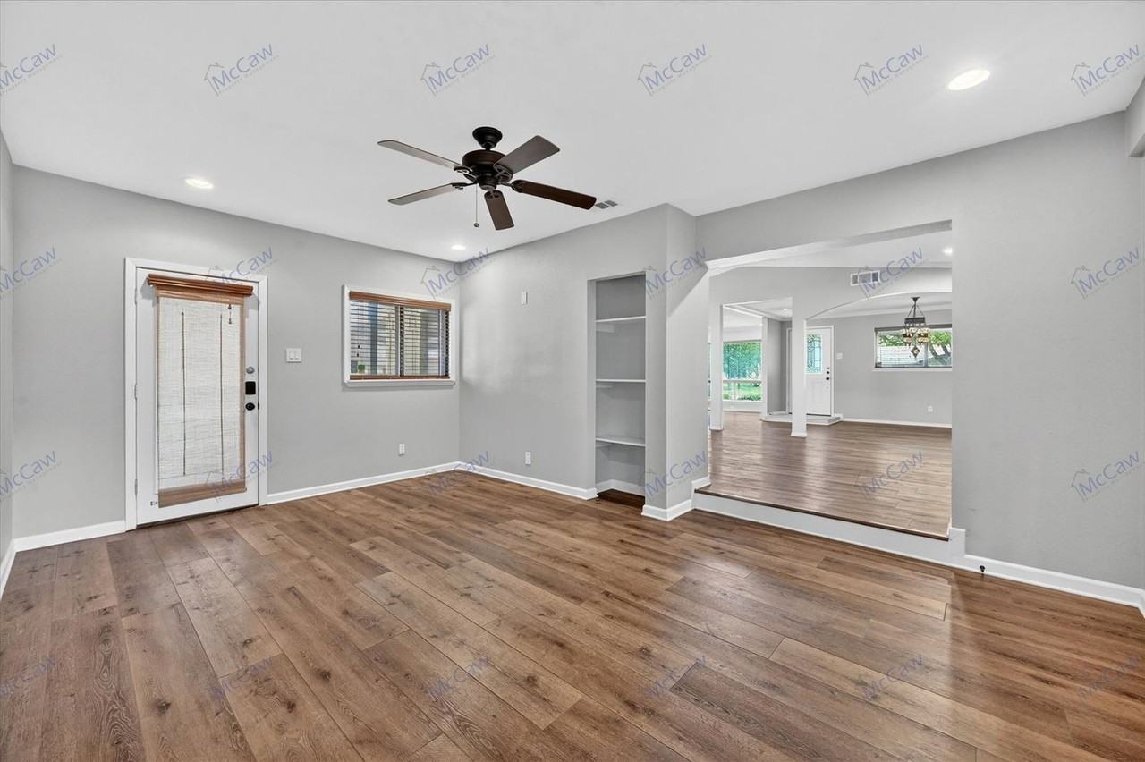 3827 Clubway Ln - Photo 5 of 17