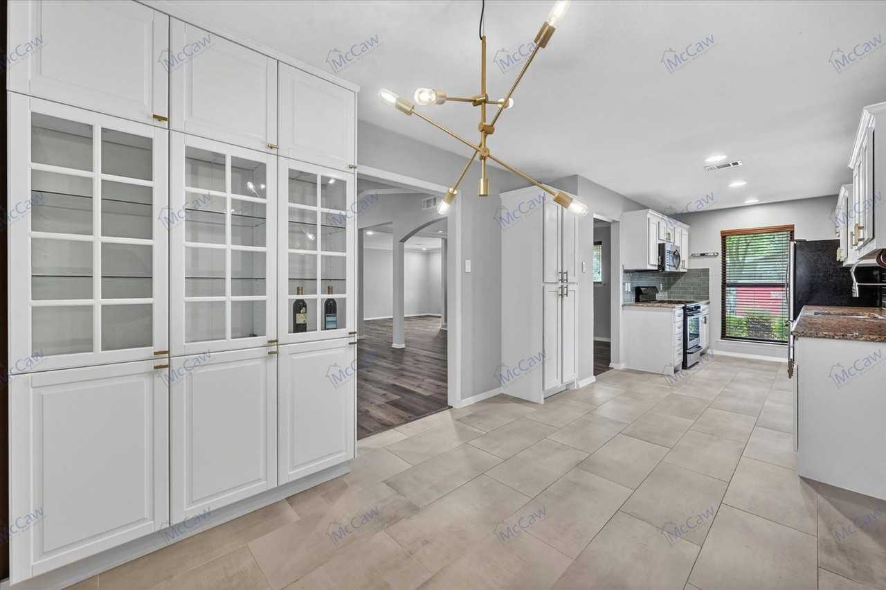 3827 Clubway Ln - Photo 6 of 17