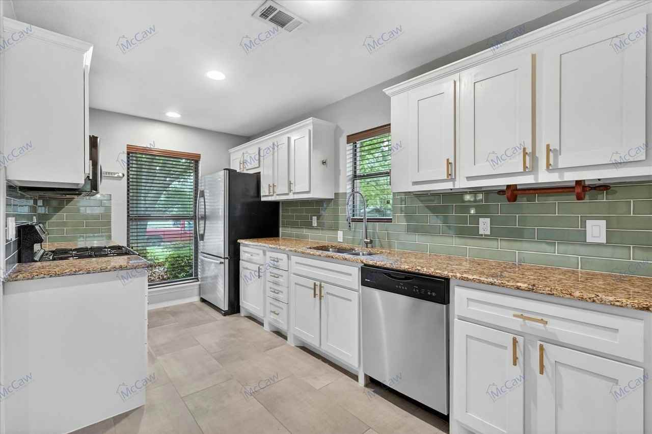 3827 Clubway Ln - Photo 7 of 17