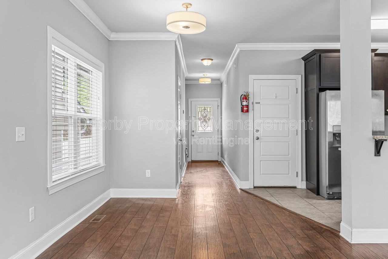 723 Ladd Ave - Photo 6 of 26