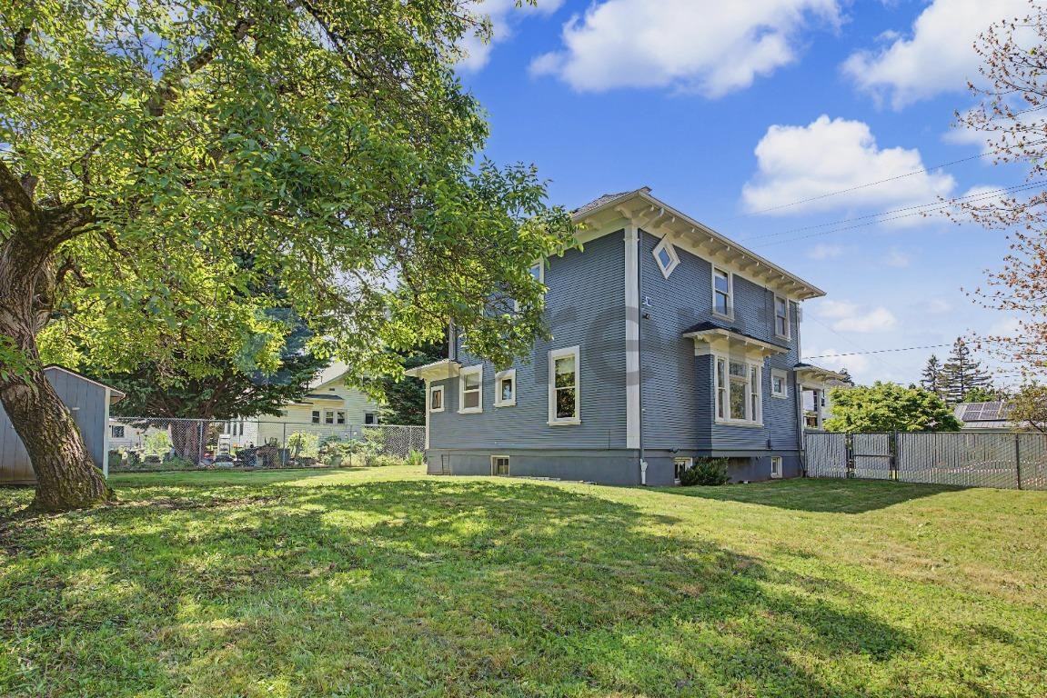 7820 N Van Houten Ave - Photo 5 of 30