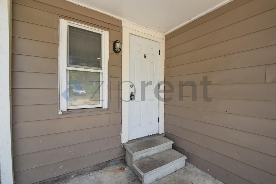 914 23rd St W #B - Photo 2 of 16