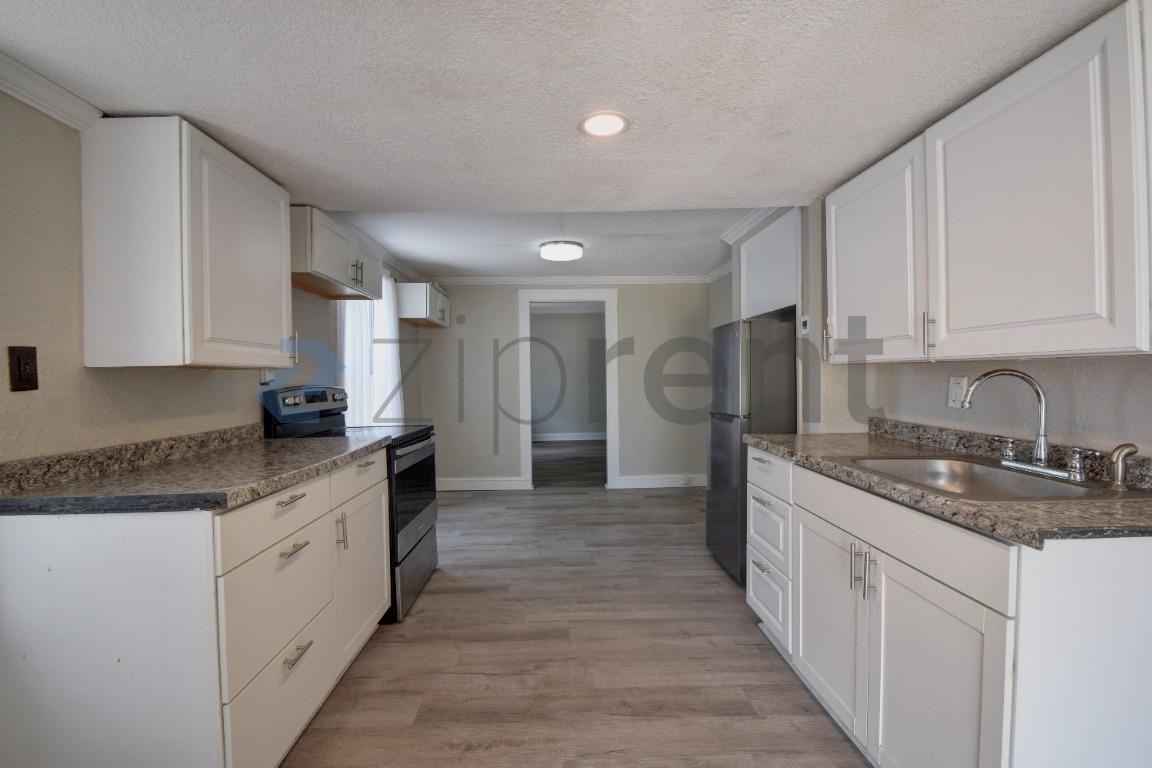 914 23rd St W #B - Photo 3 of 16