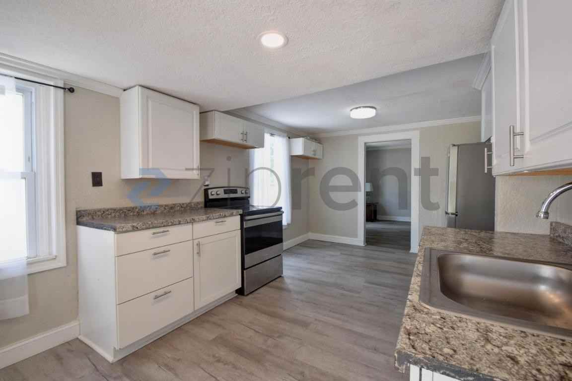 914 23rd St W #B - Photo 4 of 16