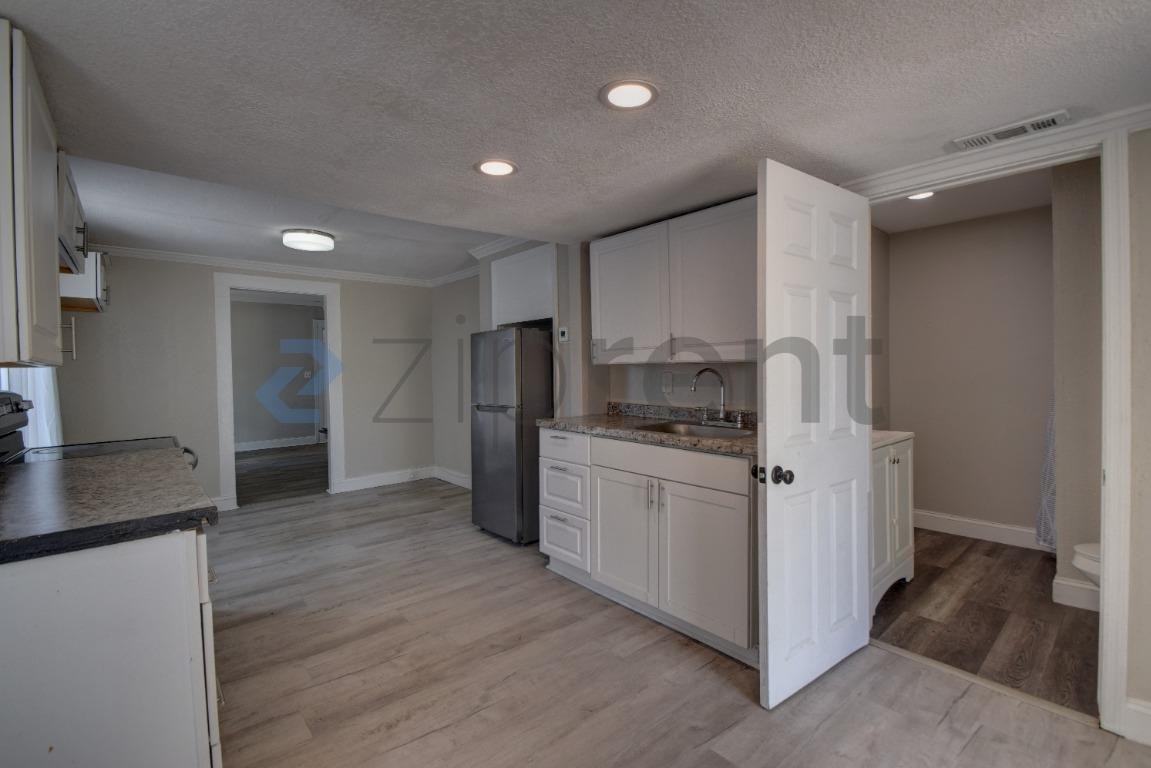 914 23rd St W #B - Photo 5 of 16