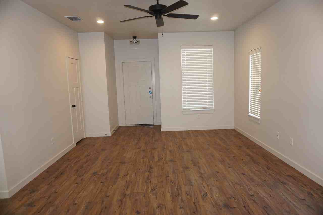 2549 138th St - Photo 2 of 8