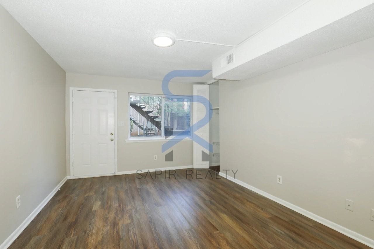 3300 College St Apt 5 - Photo 3 of 16