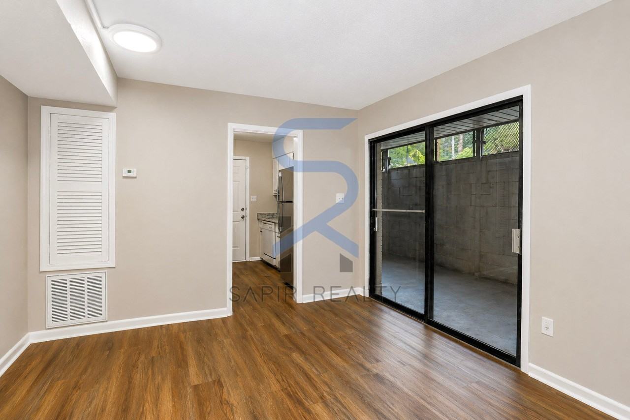 3300 College St Apt 5 - Photo 6 of 16