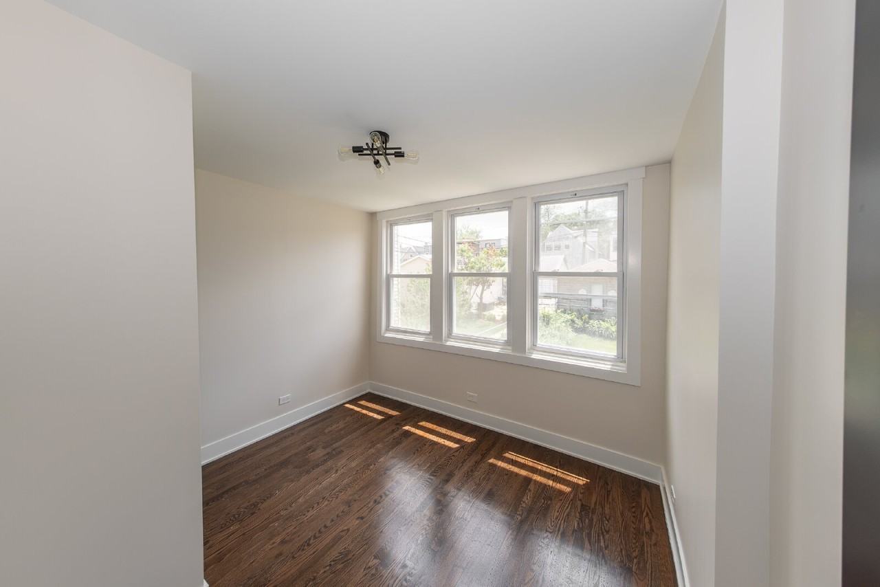3233 W Berteau Ave - Photo 5 of 27