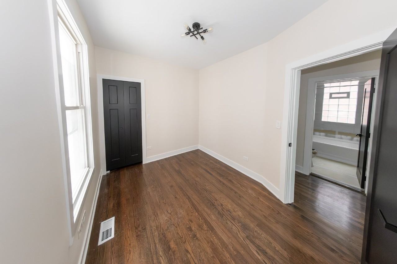3233 W Berteau Ave - Photo 7 of 27