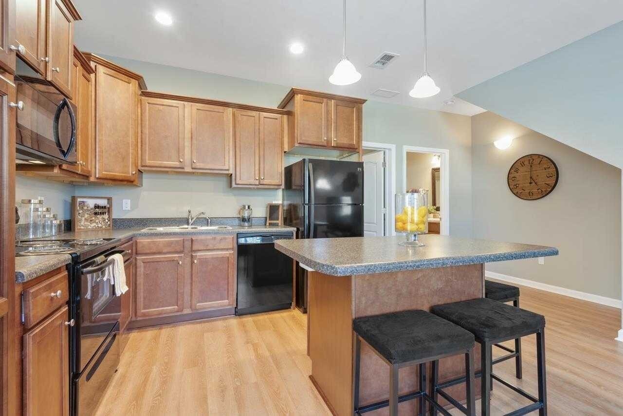 2214 Cedarbrook Ct - Photo 2 of 14