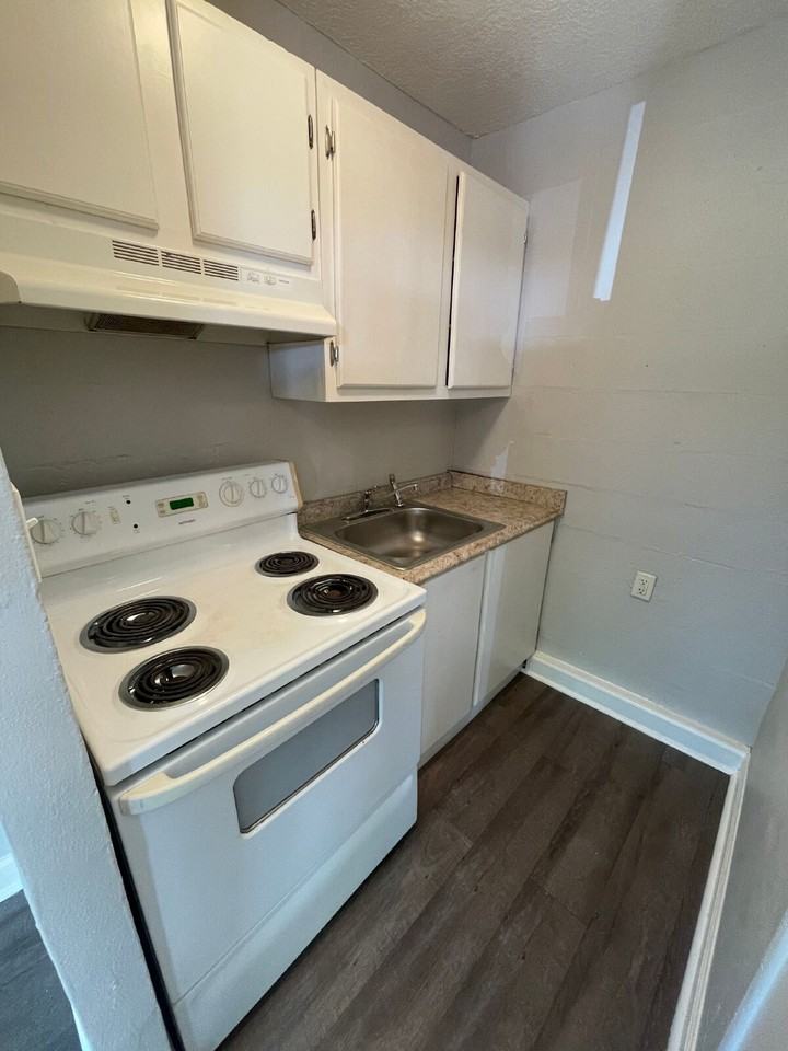 3721 Crawfordville Rd Apt 2 - Photo 3 of 11