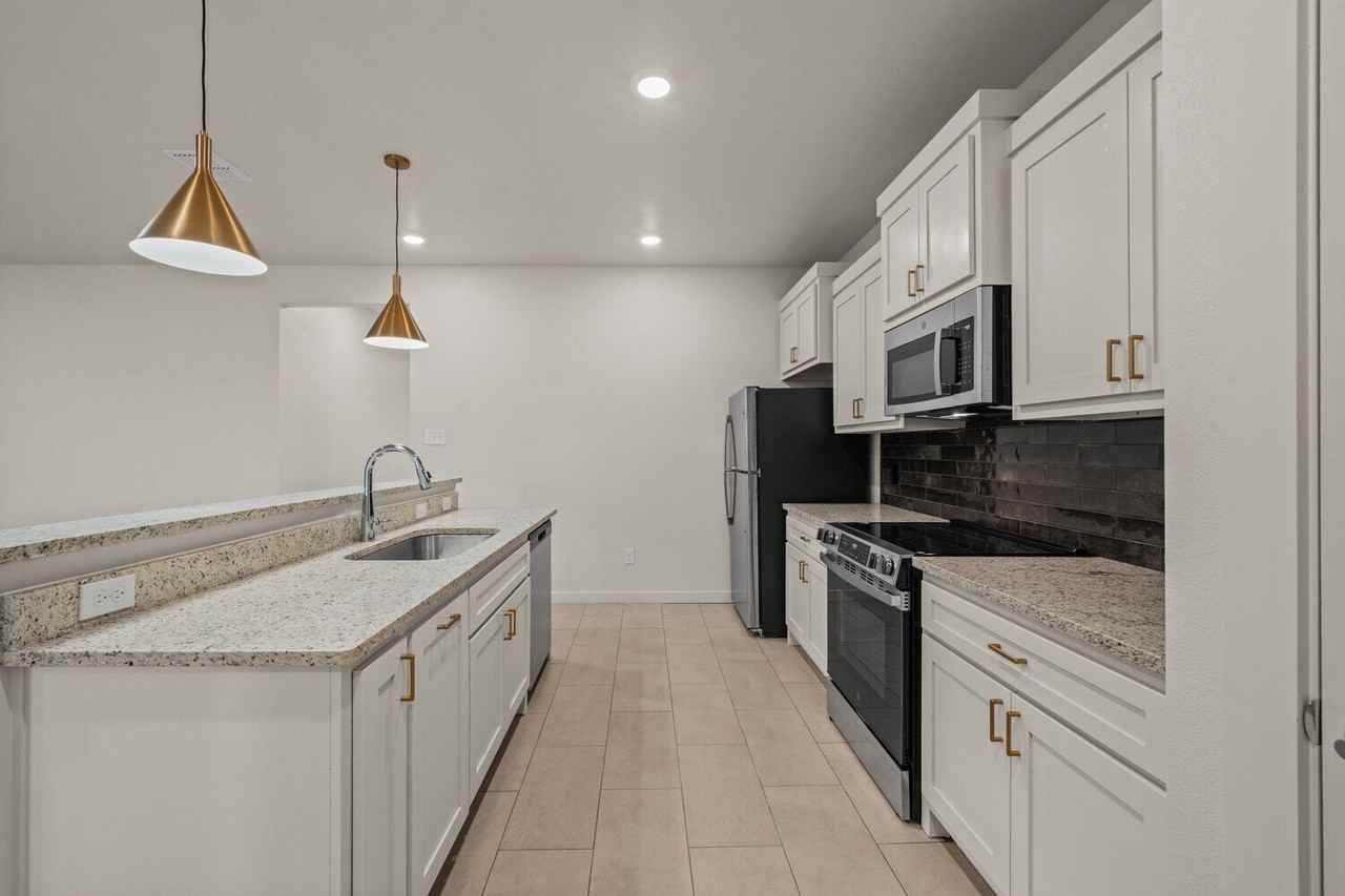 7040 41st St - Photo 5 of 25