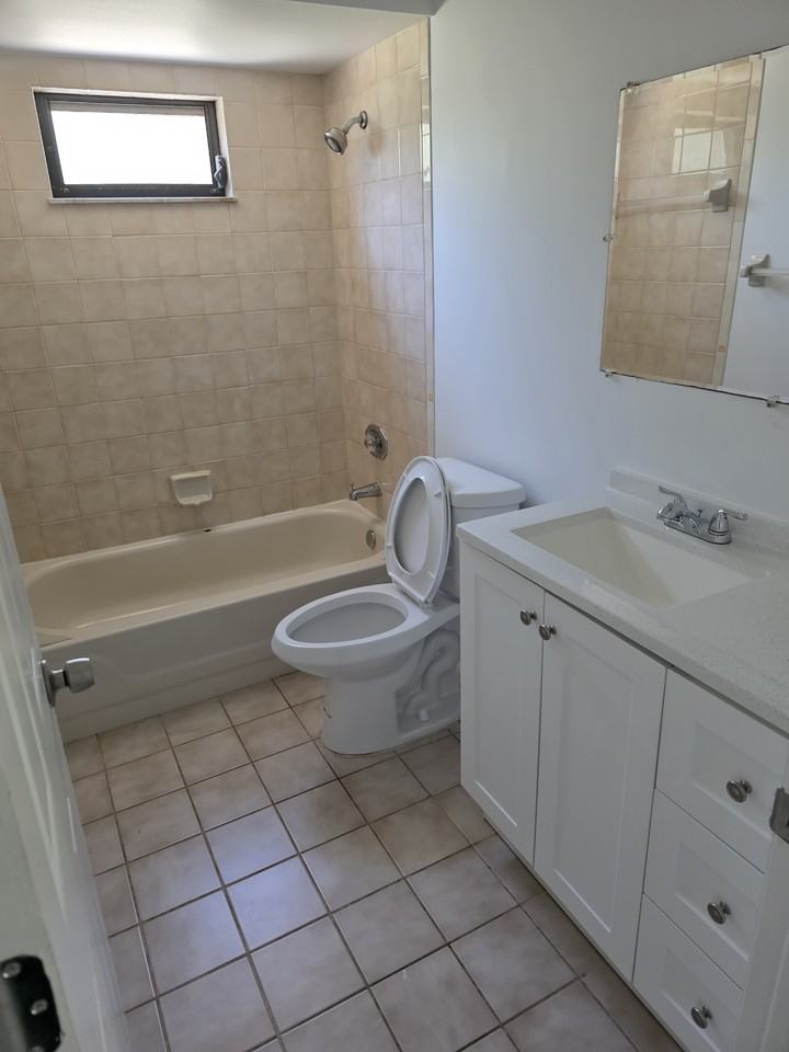 362 Del Monte Rd Apt A #A - Photo 4 of 14