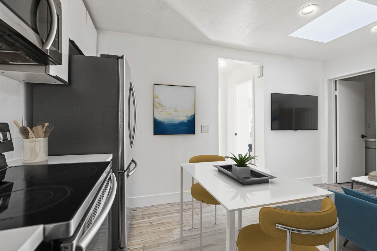 850 N Van Ness Ave #4 - Photo 3 of 18