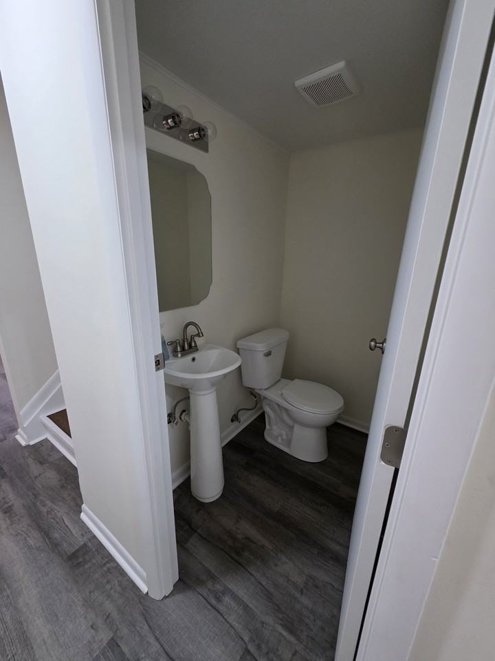 1102 Charleston Ct #1102 - Photo 5 of 11