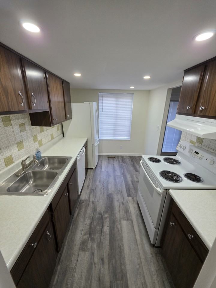 1102 Charleston Ct #1102 - Photo 6 of 11