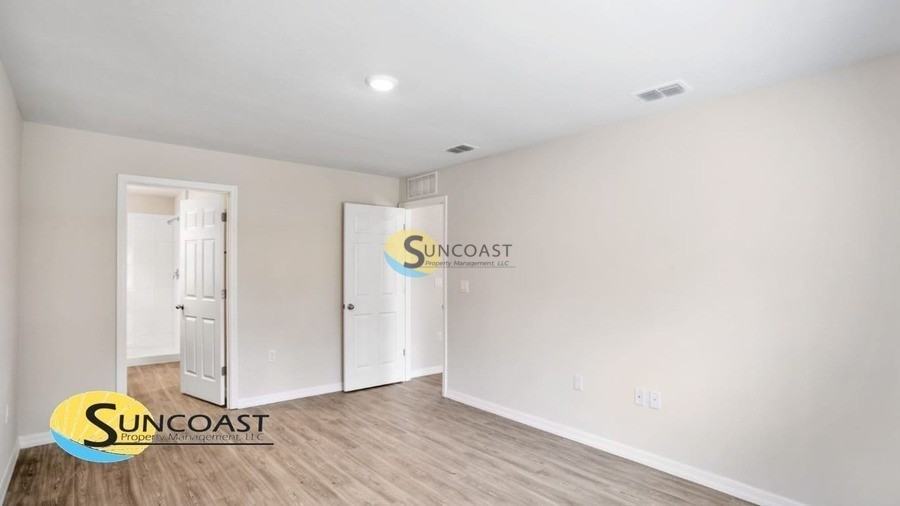 1427 Nw 20th St - Photo 3 of 13