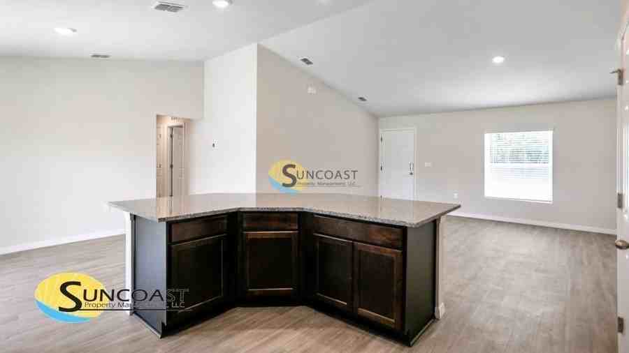 1427 Nw 20th St - Photo 5 of 13
