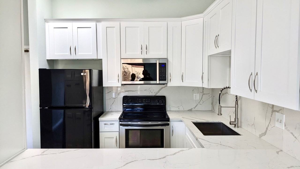 8310 Regents Rd #3H - Photo 7 of 21
