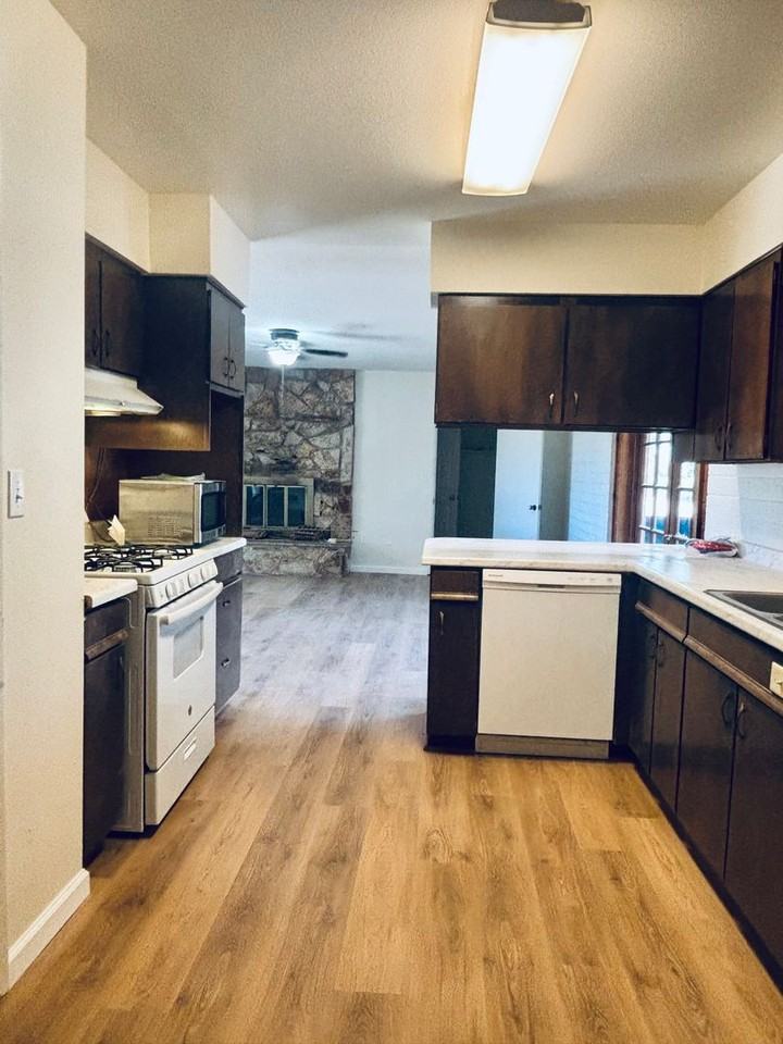 903 Green Ln - Photo 5 of 23