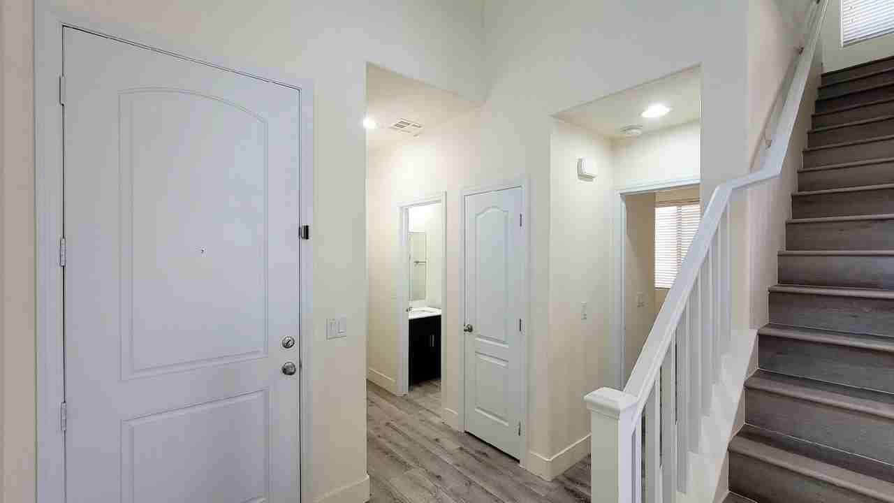 8518 Genesee Ct - Photo 3 of 30