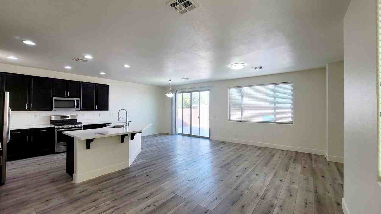 8518 Genesee Ct - Photo 4 of 30
