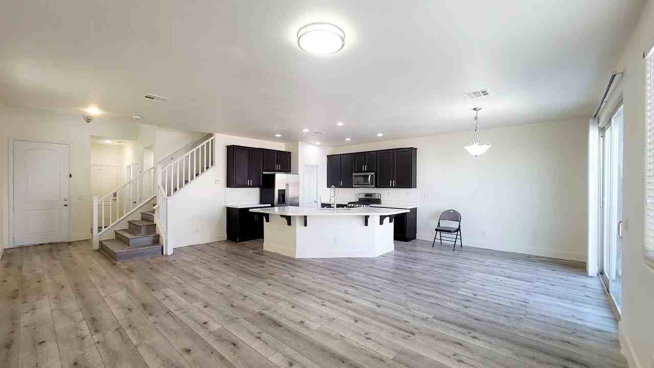 8518 Genesee Ct - Photo 5 of 30