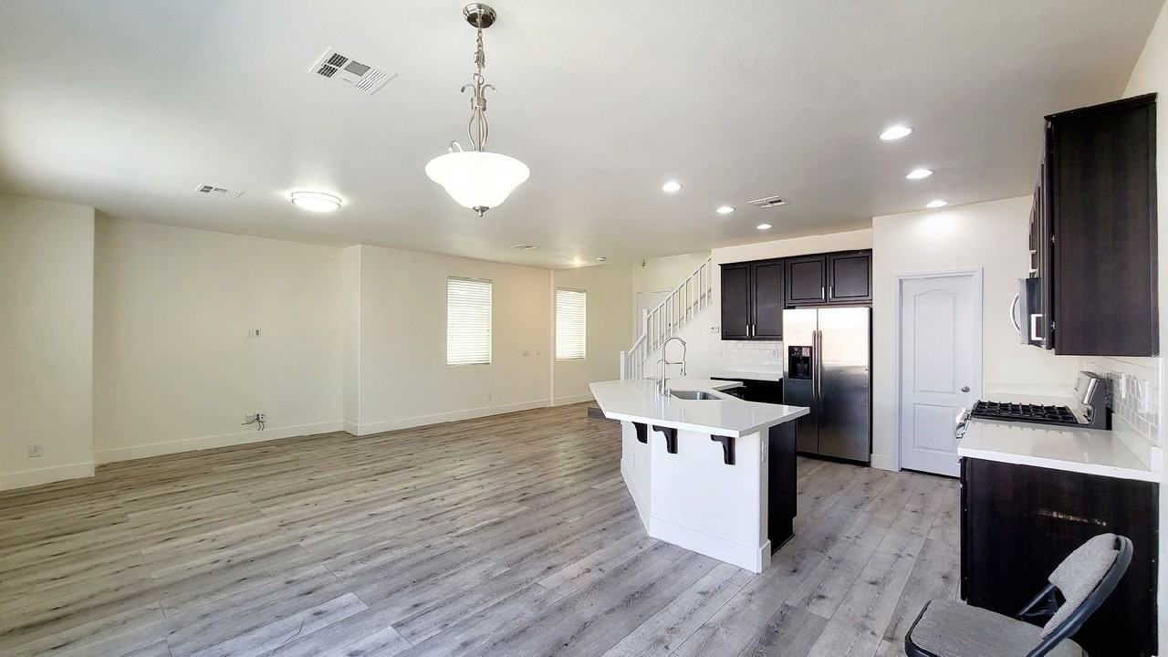 8518 Genesee Ct - Photo 6 of 30