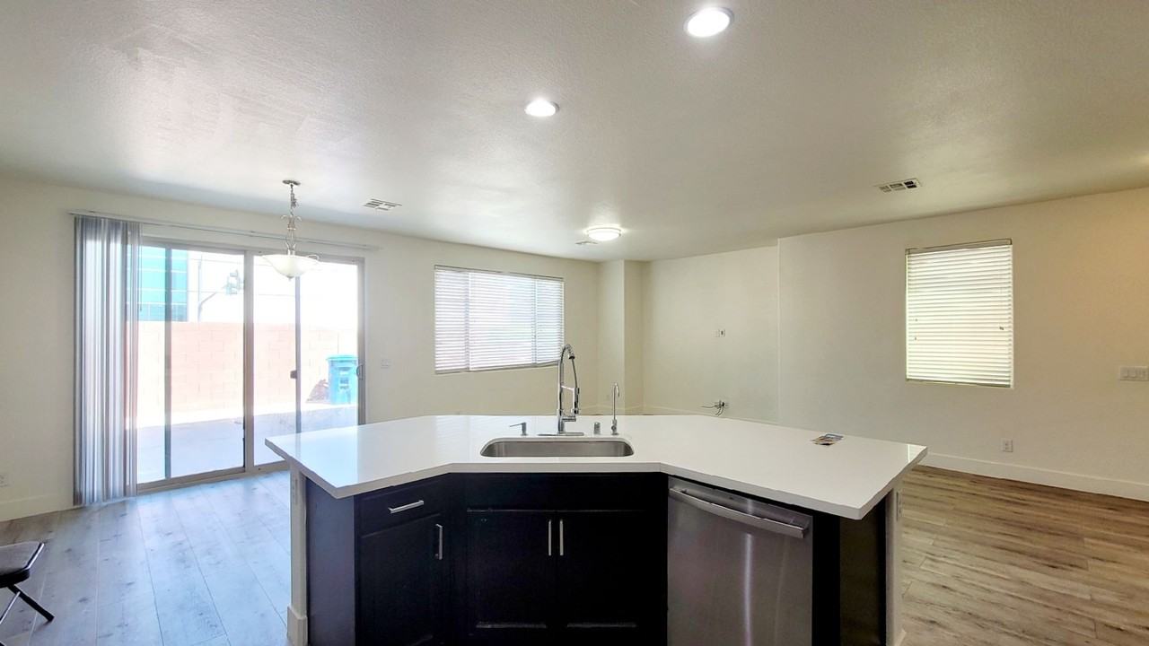 8518 Genesee Ct - Photo 7 of 30