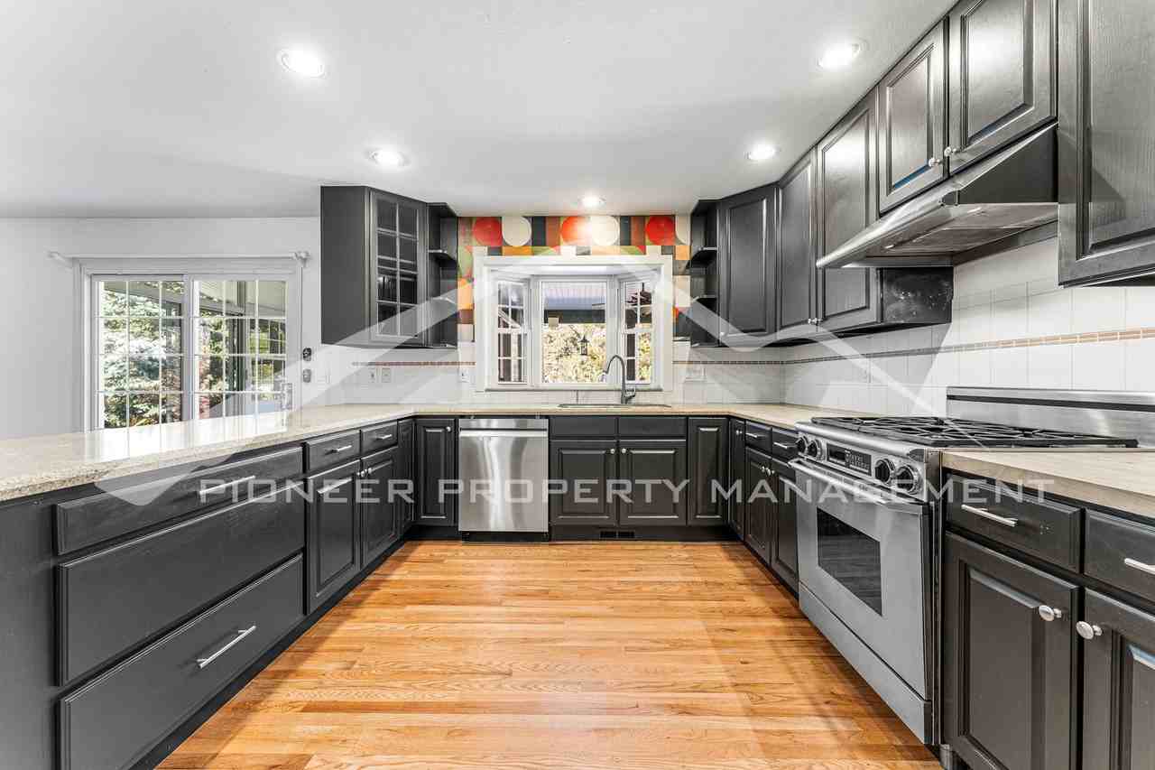 2295 Vineyard Pl - Photo 6 of 31