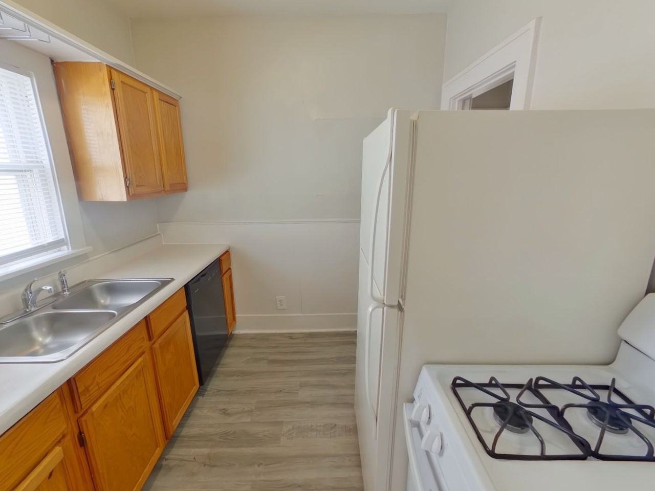 838 S Main St - Photo 4 of 8