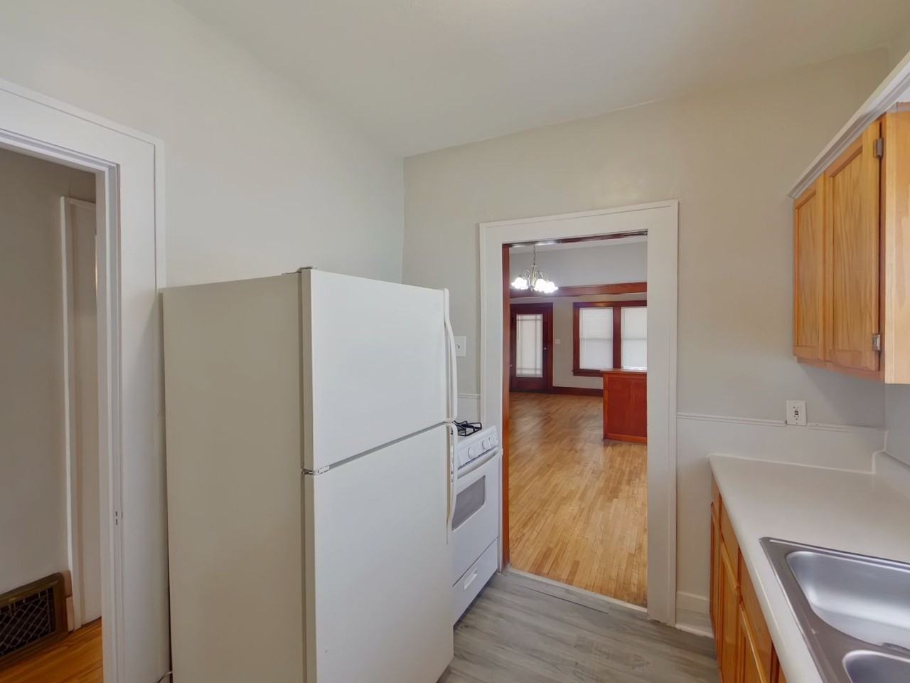 838 S Main St - Photo 5 of 8
