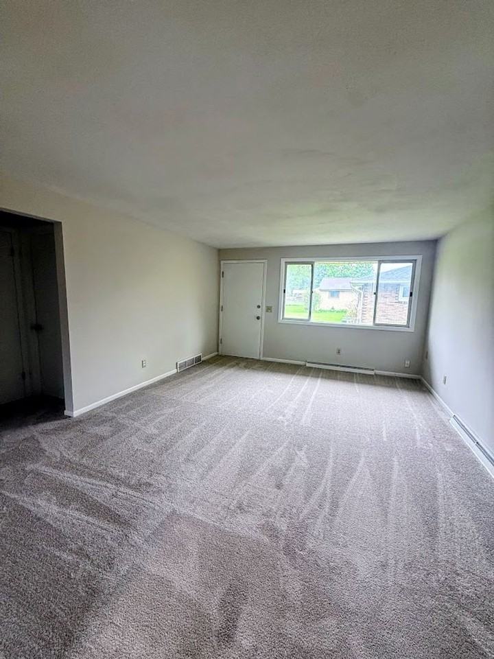 235 Kennedy St - Photo 2 of 11