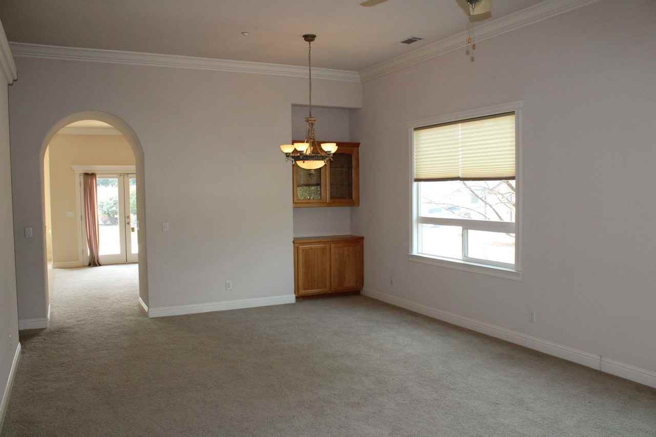 1022 Sunriver Ln - Photo 5 of 19