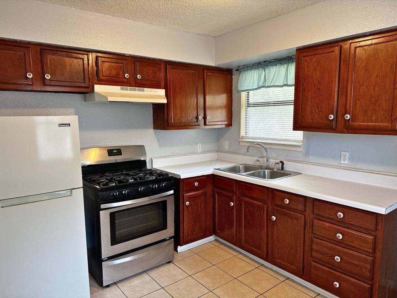 1229 35th St - Photo 4 of 20