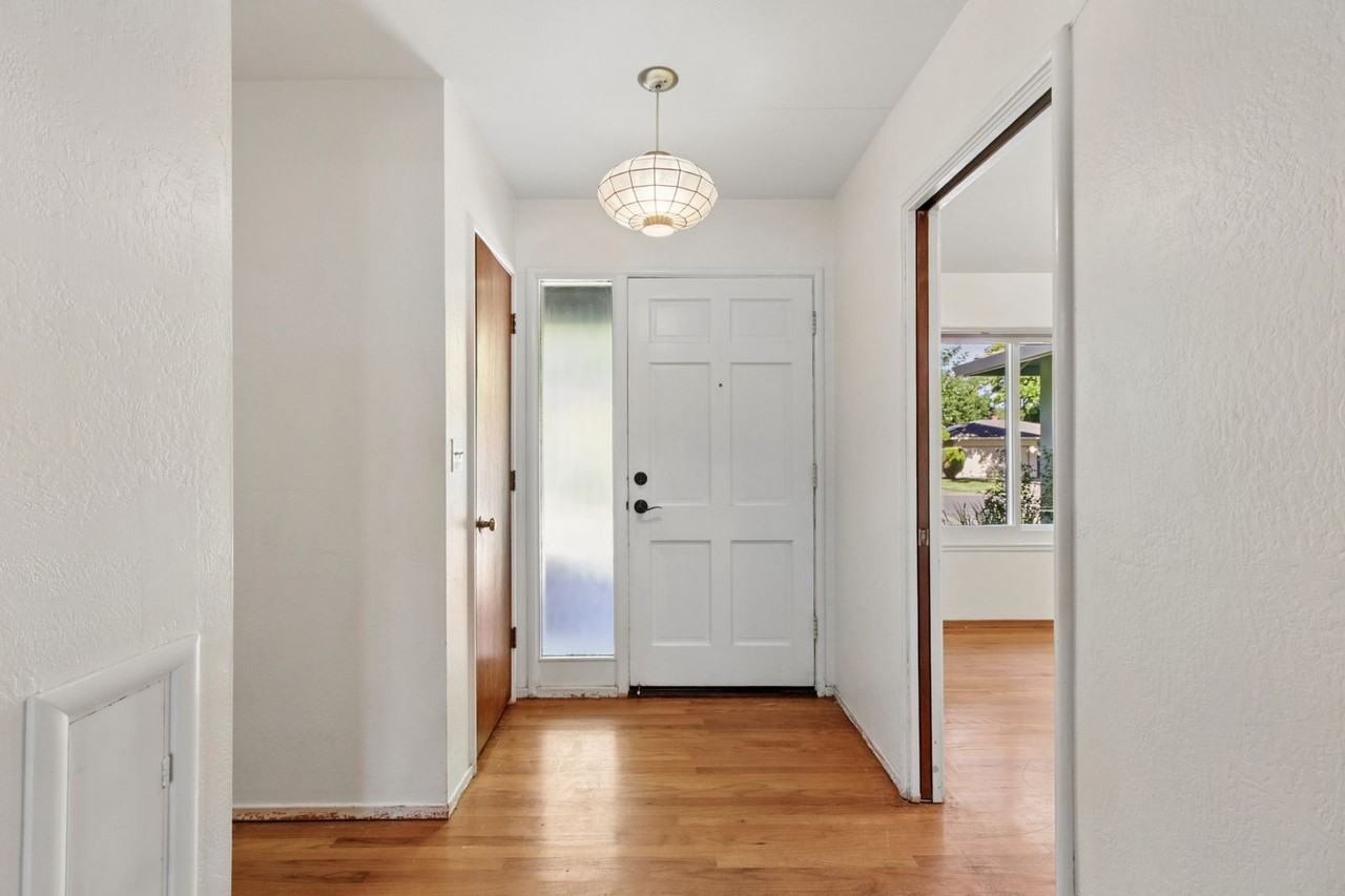 806 Linden Ln - Photo 5 of 44