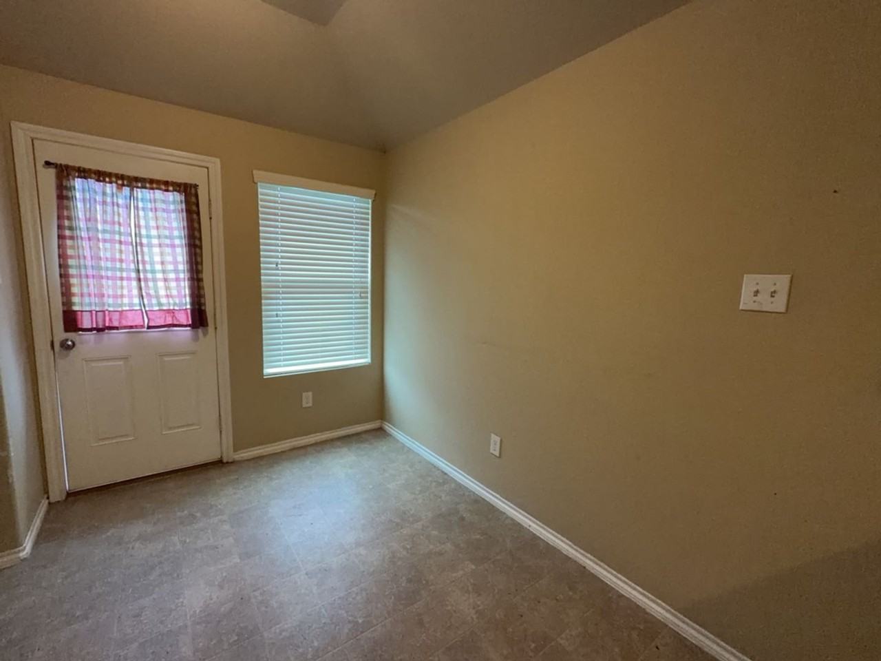 811 Lovebug Ln - Photo 2 of 9