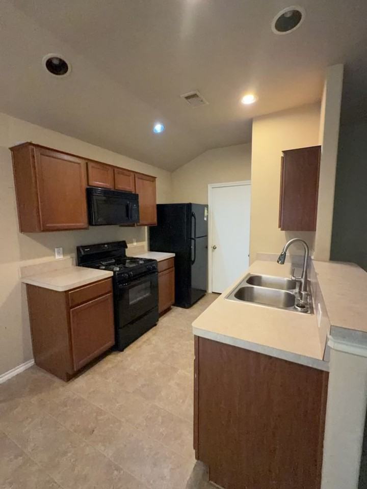 811 Lovebug Ln - Photo 4 of 9